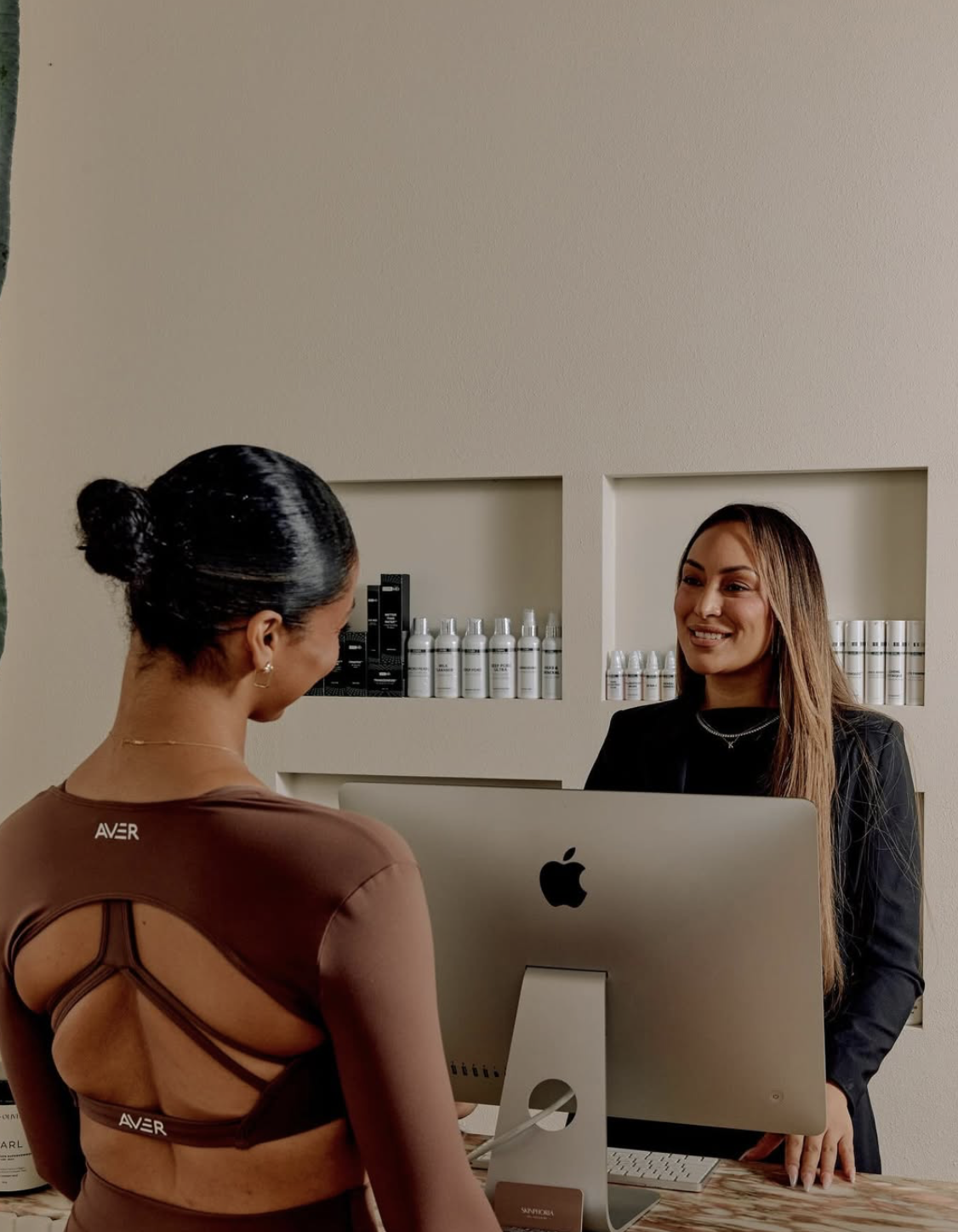 Katarina welcoming a client at the El Asilo consultation desk