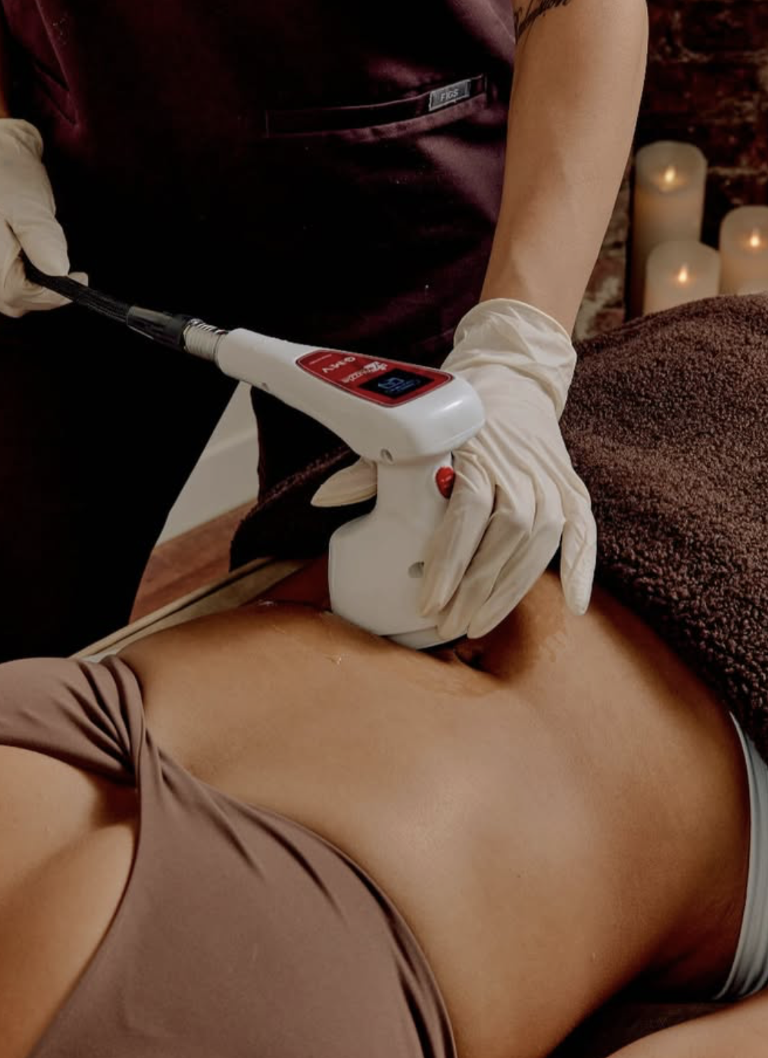 El Asilo therapist performing a fat reduction and skin tightening session