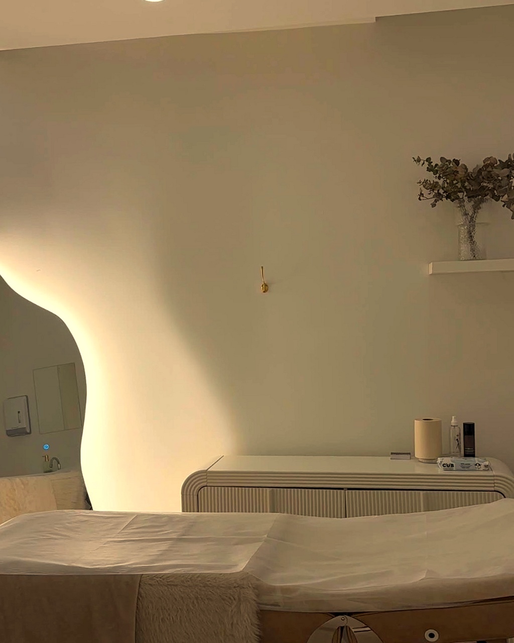El Asilo treatment room with device setup and soft neutral styling
